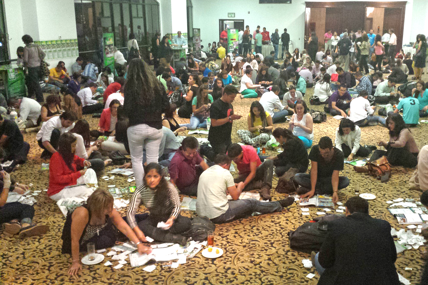 En el lanzamiento la gente empieza a llenar el álbum.